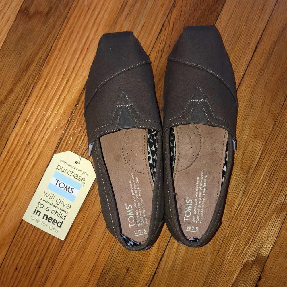 NWT olive classic Toms